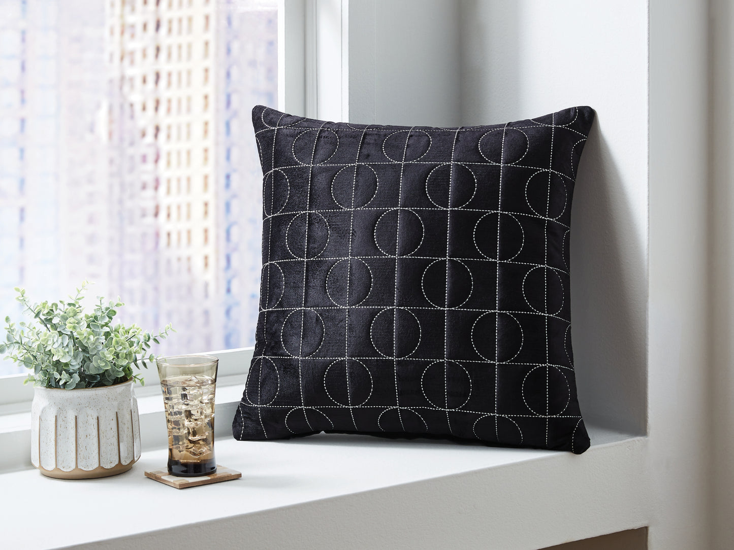Ocala Furniture Outlet - Ashley Furniture - Kydner Pillows - Pillow (4/CS) / Black/Silver - A1001108