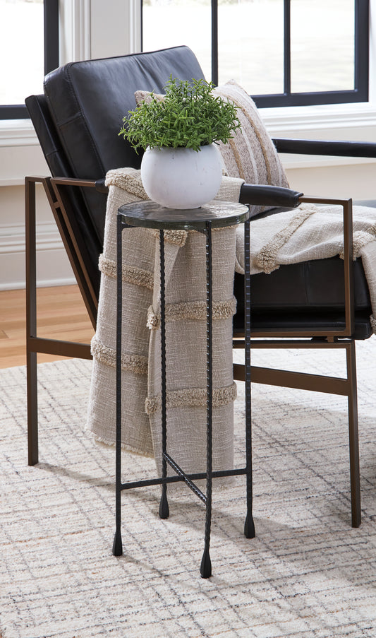 Ocala Furniture Outlet - Ashley Furniture - Newgoren Accent Table - Accent Table / Clear/Black - A4000631
