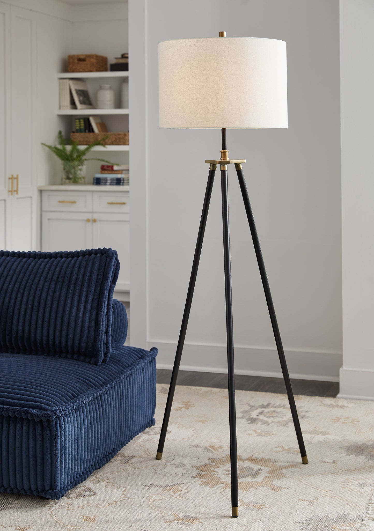 Ocala Furniture Outlet - Ashley Furniture - Cashner Lighting - Metal Floor Lamp (1/CN) / Black/Gold Finish - L206101