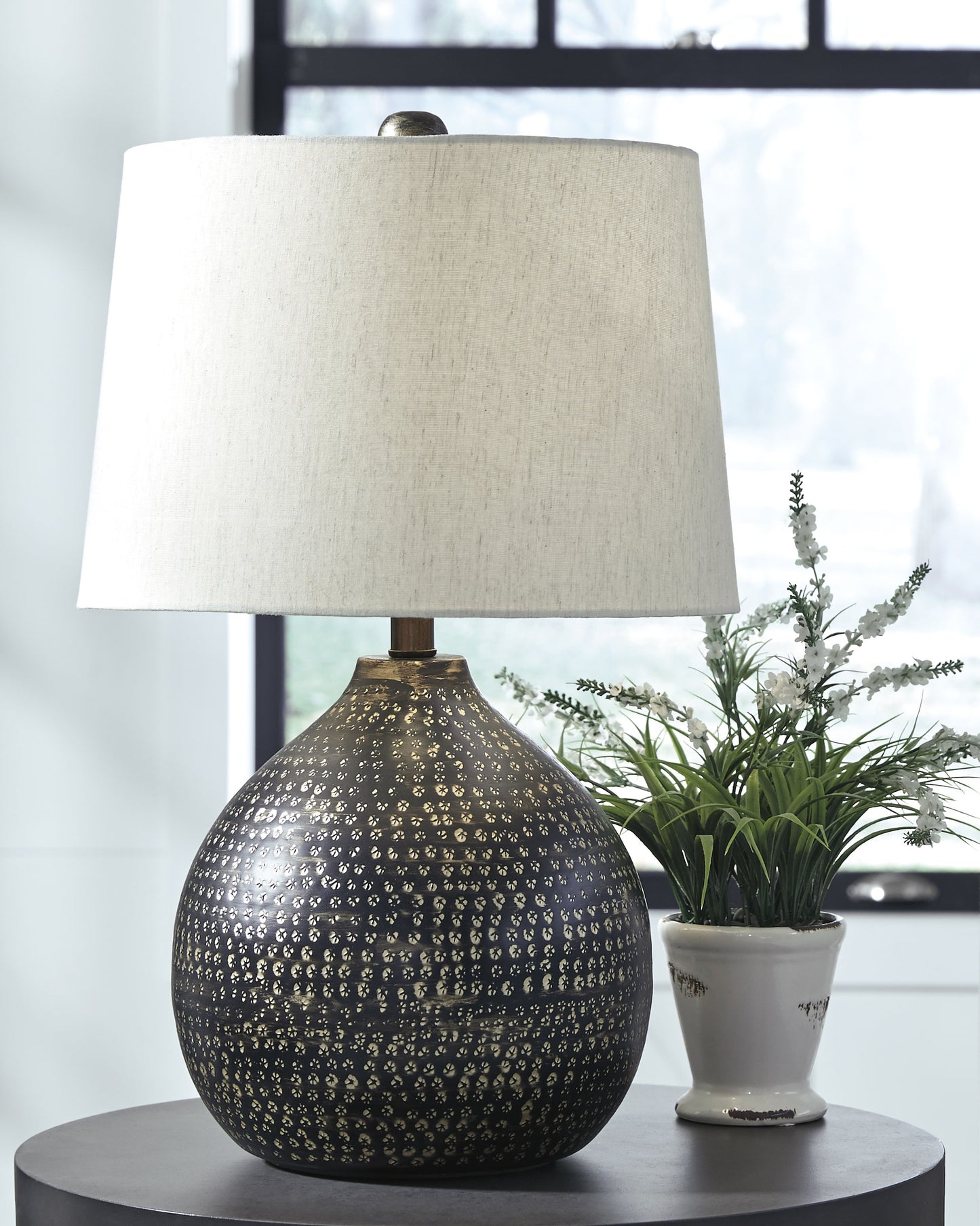 Ocala Furniture Outlet - Ashley Furniture - Maire Lighting - Table Lamp (Set of 2) / Black/Gold Finish - L207294X2