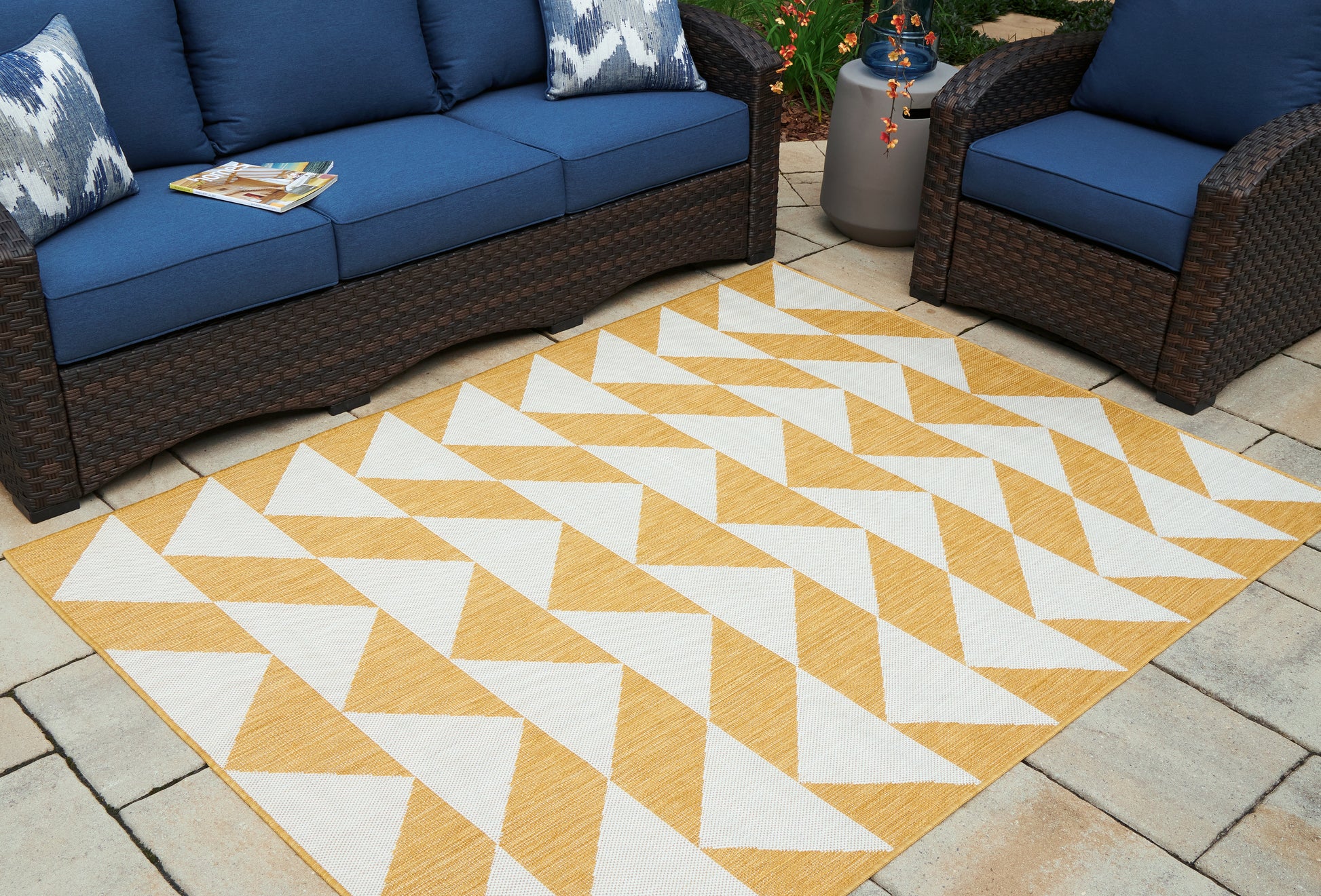 Ocala Furniture Outlet - Ashley Furniture - Thomley Rug - 5' x 7' Rug / Ivory/Yellow - R900062