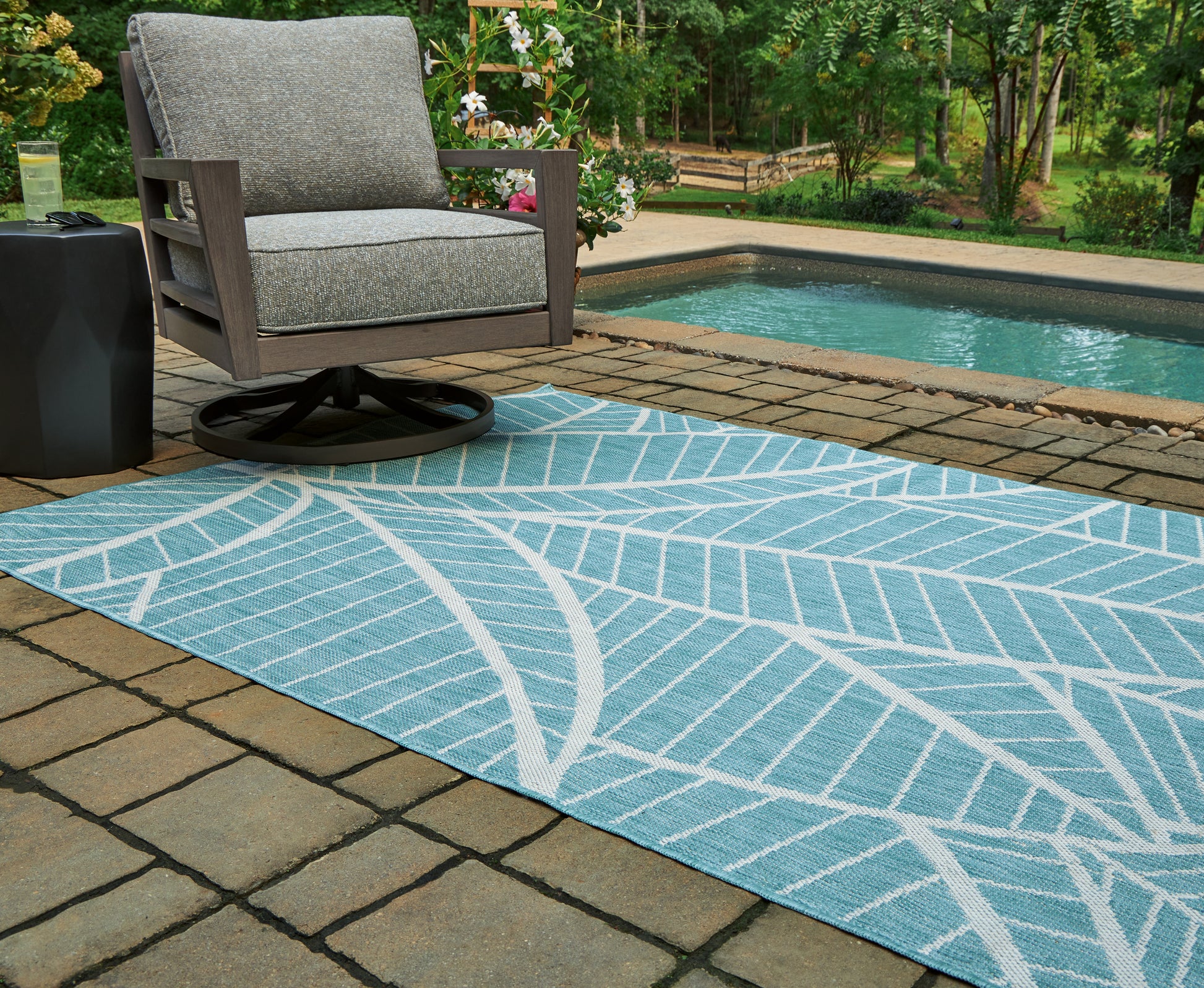 Ocala Furniture Outlet - Ashley Furniture - Hulsia Rug - 5' x 7' Rug / Ivory/Aqua - R900122