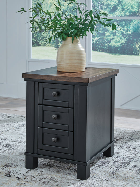 Ocala Furniture Outlet - Ashley Furniture - Wildenauer Chairside End Table - Chair Side End Table / Brown/Black - T664-7