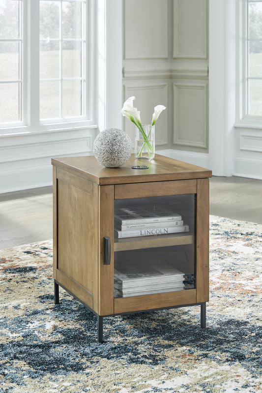 Ocala Furniture Outlet - Ashley Furniture - Torlanta Chairside End Table - Chair Side End Table / Brown - T686-7
