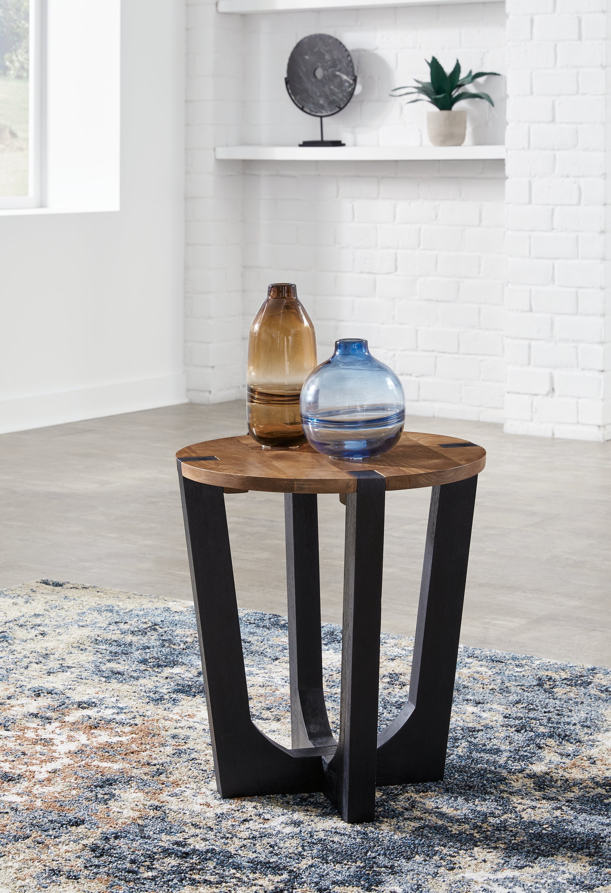 Ocala Furniture Outlet - Ashley Furniture - Hanneforth End Table - Round End Table / Brown/Black - T726-6