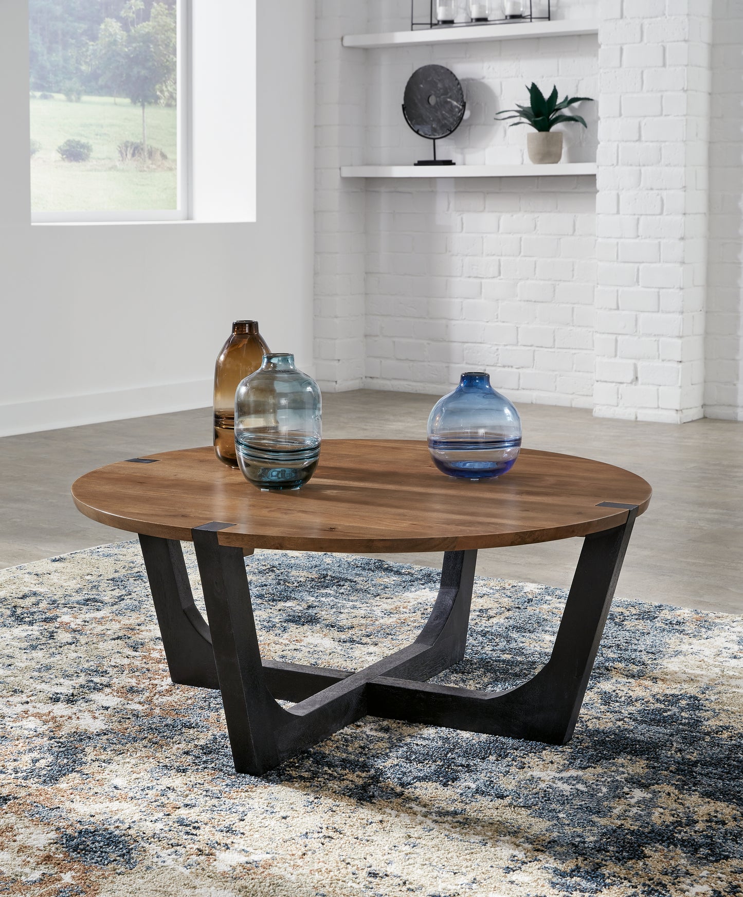 Ocala Furniture Outlet - Ashley Furniture - Hanneforth Coffee Table - Round Cocktail Table / Brown/Black - T726-8