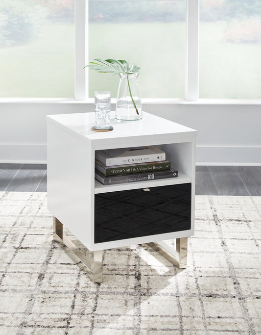 Ocala Furniture Outlet - Ashley Furniture - Gardoni Chairside End Table - Chair Side End Table / White/Black - T756-7