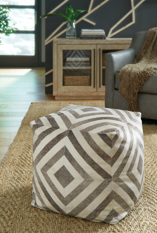 Ocala Furniture Outlet - Ashley Furniture - Hartselle Pouf - Pouf / Brown - A1000982