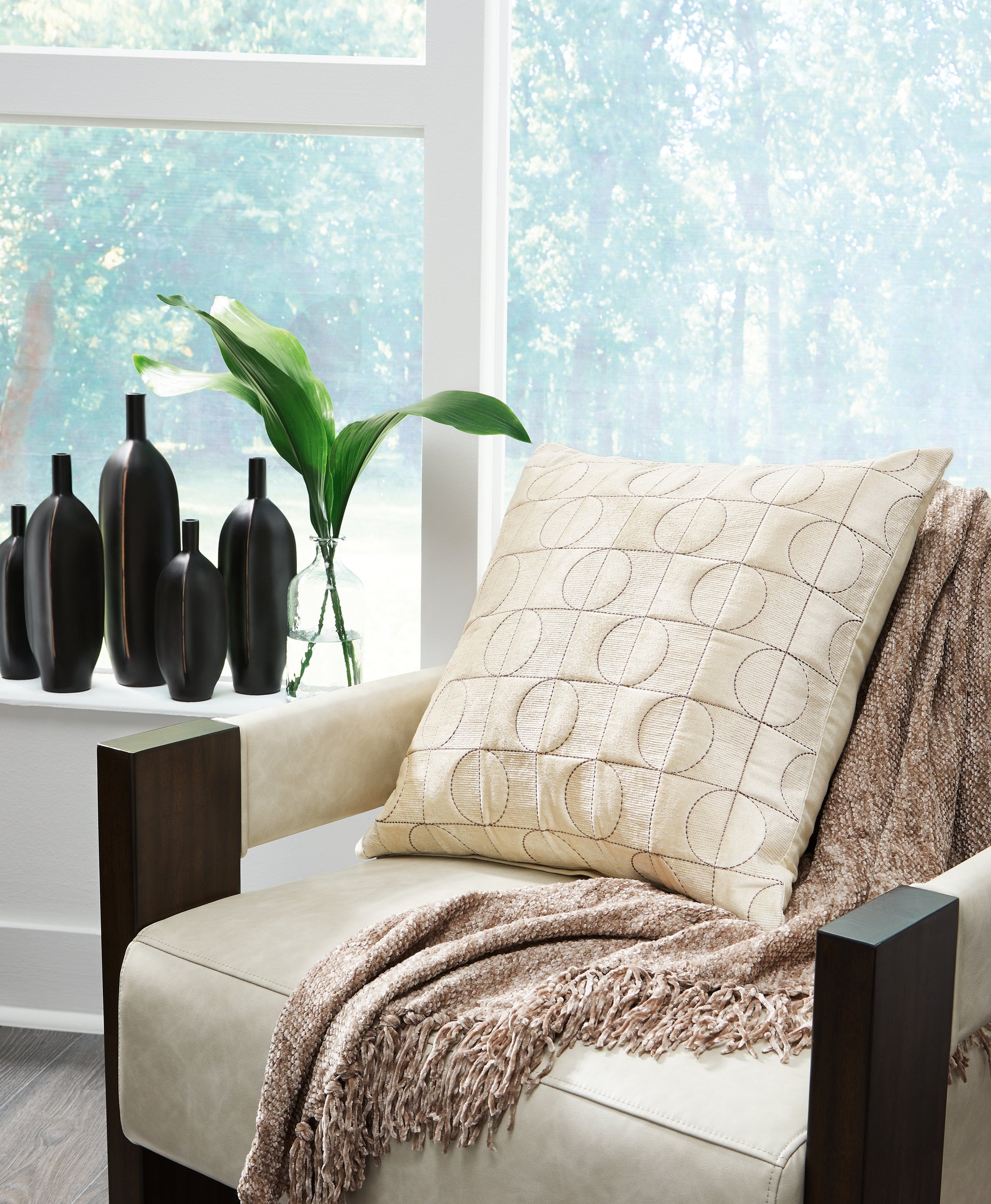 Ocala Furniture Outlet - Ashley Furniture - Kydner Pillows - Pillow (4/CS) / Black/Silver - A1001108