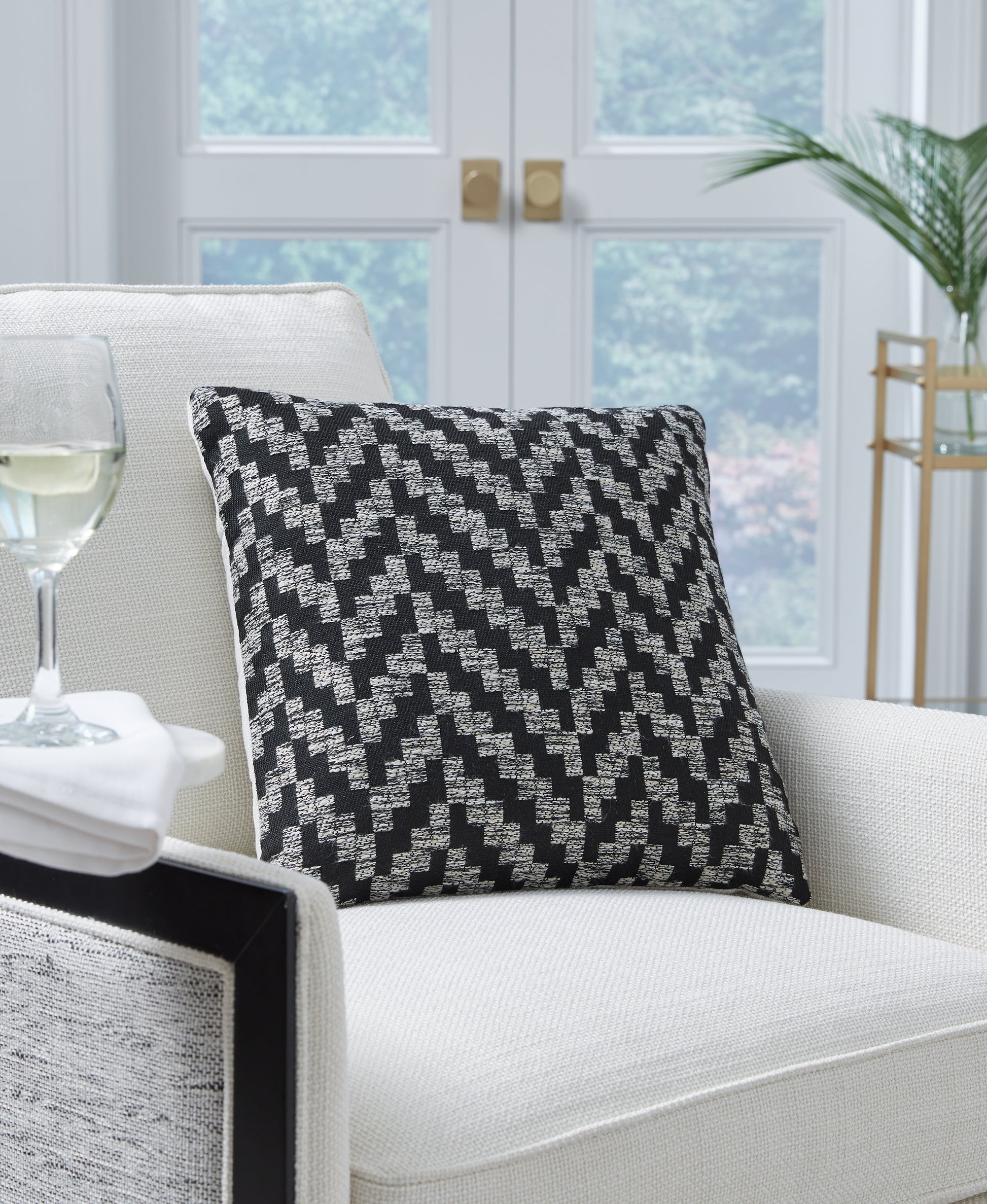 Ocala Furniture Outlet - Ashley Furniture - Tenslock Next-Gen Nuvella Pillows - Pillow (4/CS) / Black/White - A1900011