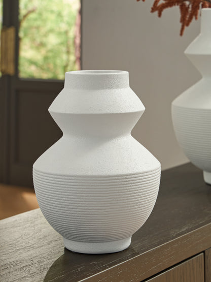 Ocala Furniture Outlet - Ashley Furniture - Naveen Vase - Vase / White - A2000870