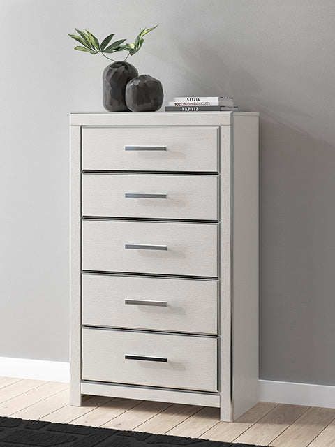 Ocala Furniture Outlet - Ashley Furniture - Zuraleus Bedroom - Five Drawer Chest / White - PCB3381-46