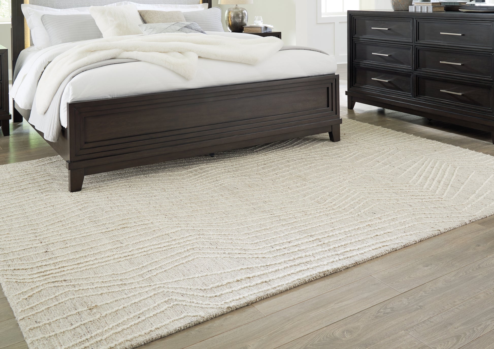 Ocala Furniture Outlet - Ashley Furniture - Varahill Rug - 8' x 10' Rug / Gray/Ivory - R406931